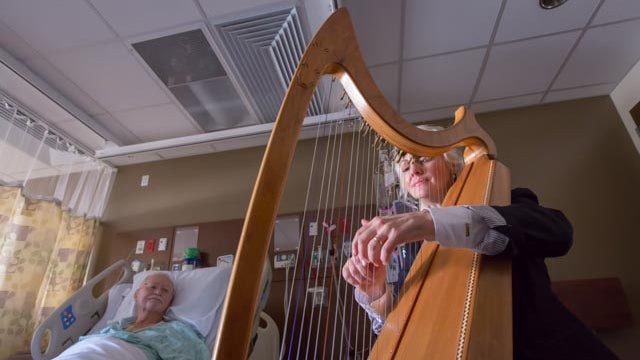 Photo of Terese Cullen arts in medicine program at Baylor University Medical Center